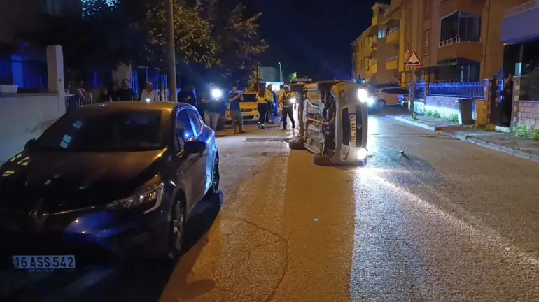 Park Halindeki Araca Çarpıp Devrilen Otomobilin Sürücüsü Kaçtı (3)