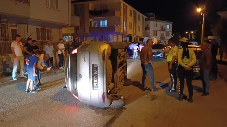 Park Halindeki Araca Çarpıp Devrilen Otomobilin Sürücüsü Kaçtı (4)