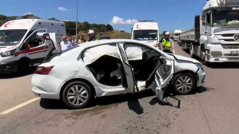 Pendik’te Iki Otomobilin Karıştığı Kazada 1'I Çocuk 2 Kişi Yaralandı