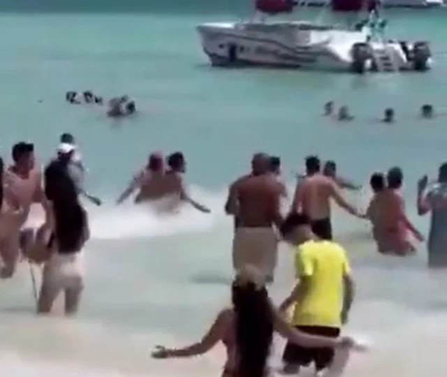 Plajda Kadına Şiddet Skandalı Kalabalığın Gözü Önünde Saldırdı (2)