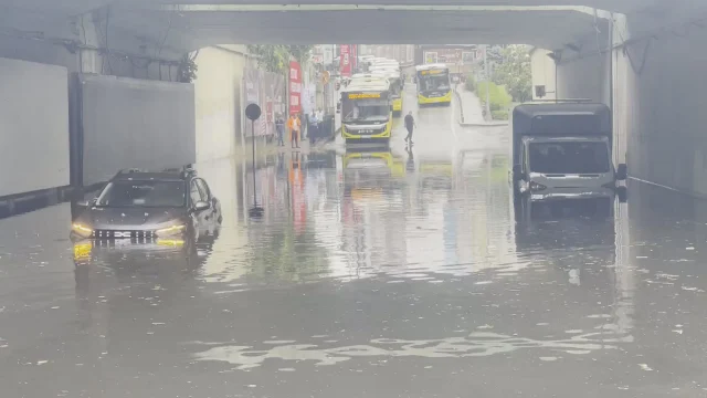 Sel Sularına Kapılan Kadın Son Anda Kurtarıldı Evleri Su Bastı (2)