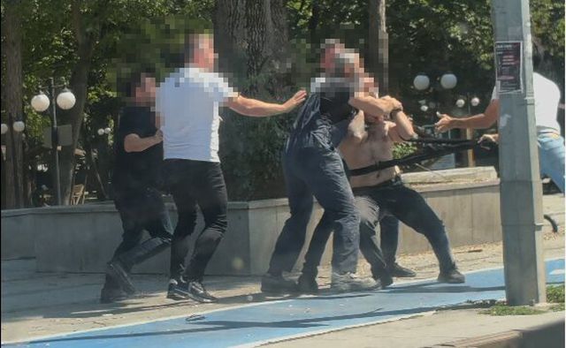Tartıştıkları Kişiyi Aralarına Alıp Böyle Dövdüler (2)
