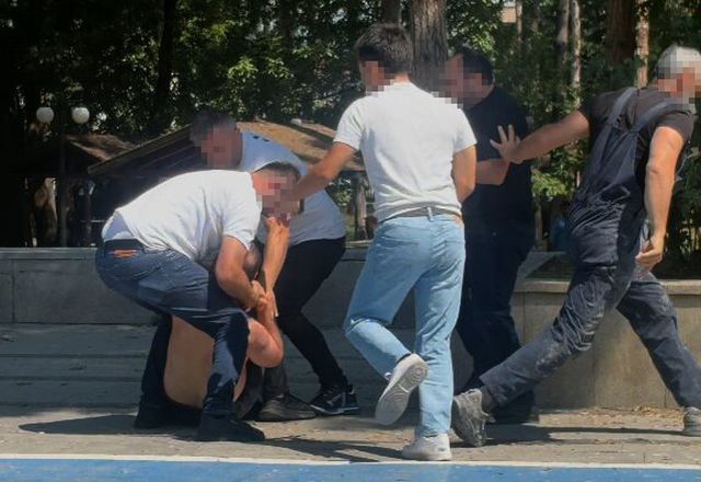 Tartıştıkları Kişiyi Aralarına Alıp Böyle Dövdüler (3)