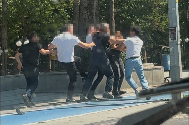 Tartıştıkları Kişiyi Aralarına Alıp Böyle Dövdüler (4)