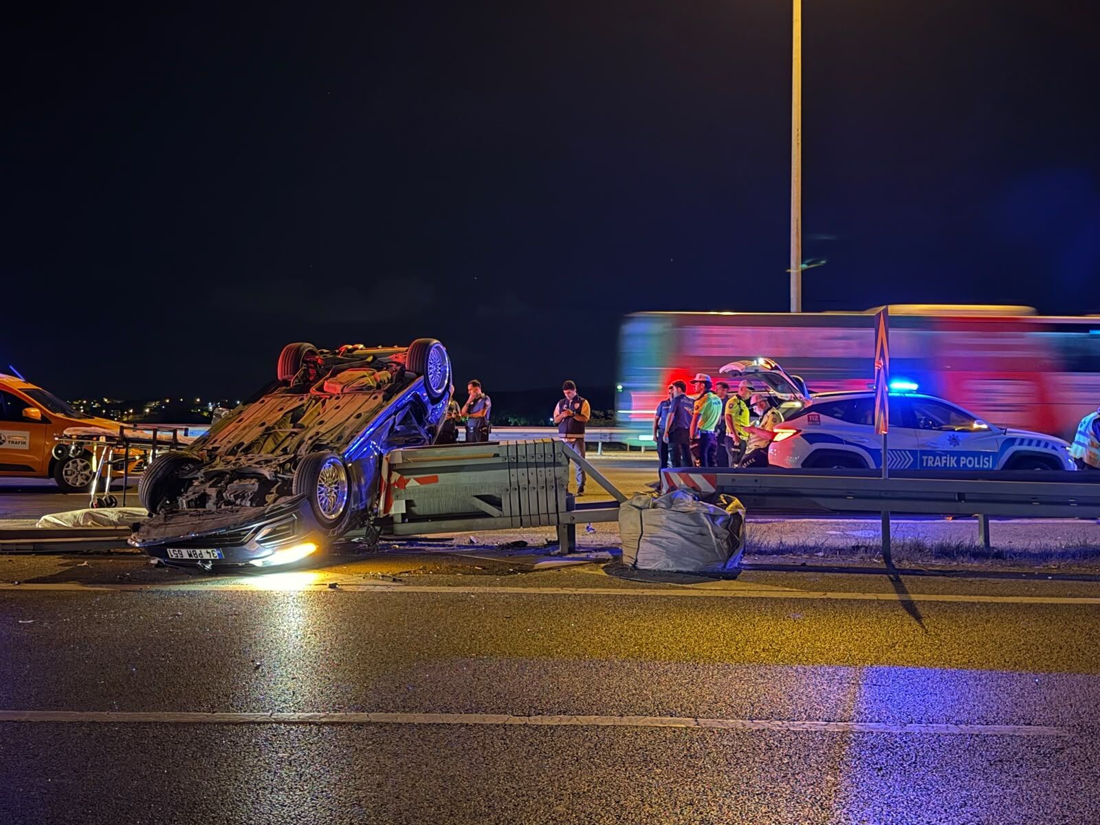Tem Otoyolu'nda Korkunç Kaza! Bariyerlere Saplanan Otomobilden Acı Haber Geldi (2)