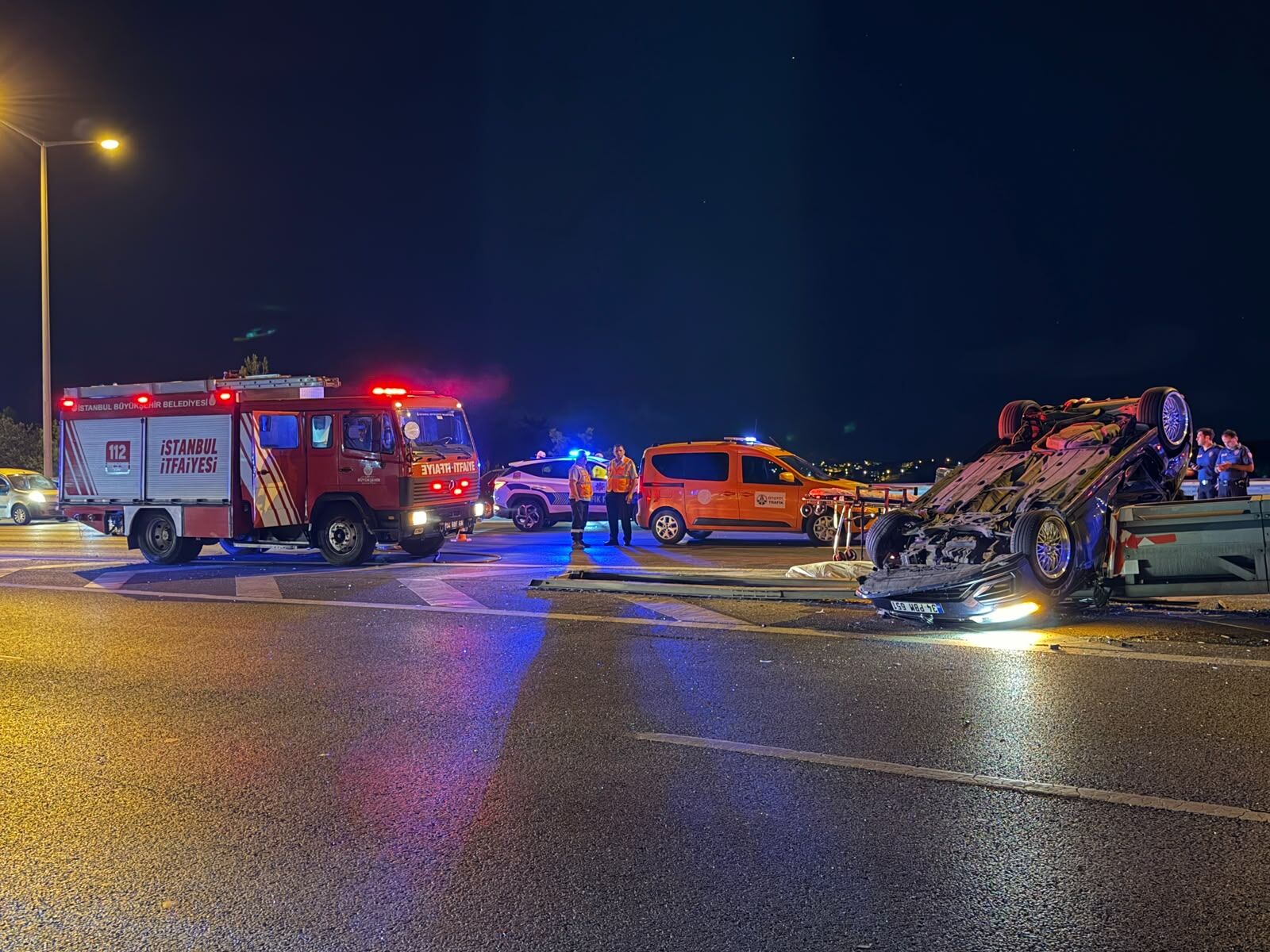 Tem Otoyolu'nda Korkunç Kaza! Bariyerlere Saplanan Otomobilden Acı Haber Geldi (3)