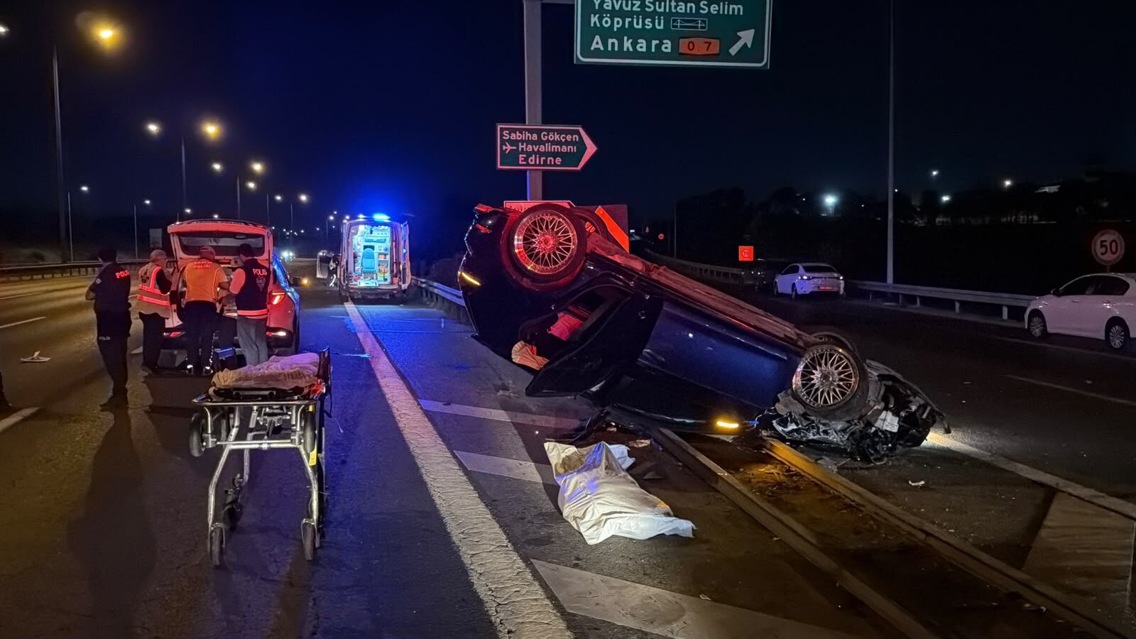 Tem Otoyolu'nda Korkunç Kaza! Bariyerlere Saplanan Otomobilden Acı Haber Geldi (4)