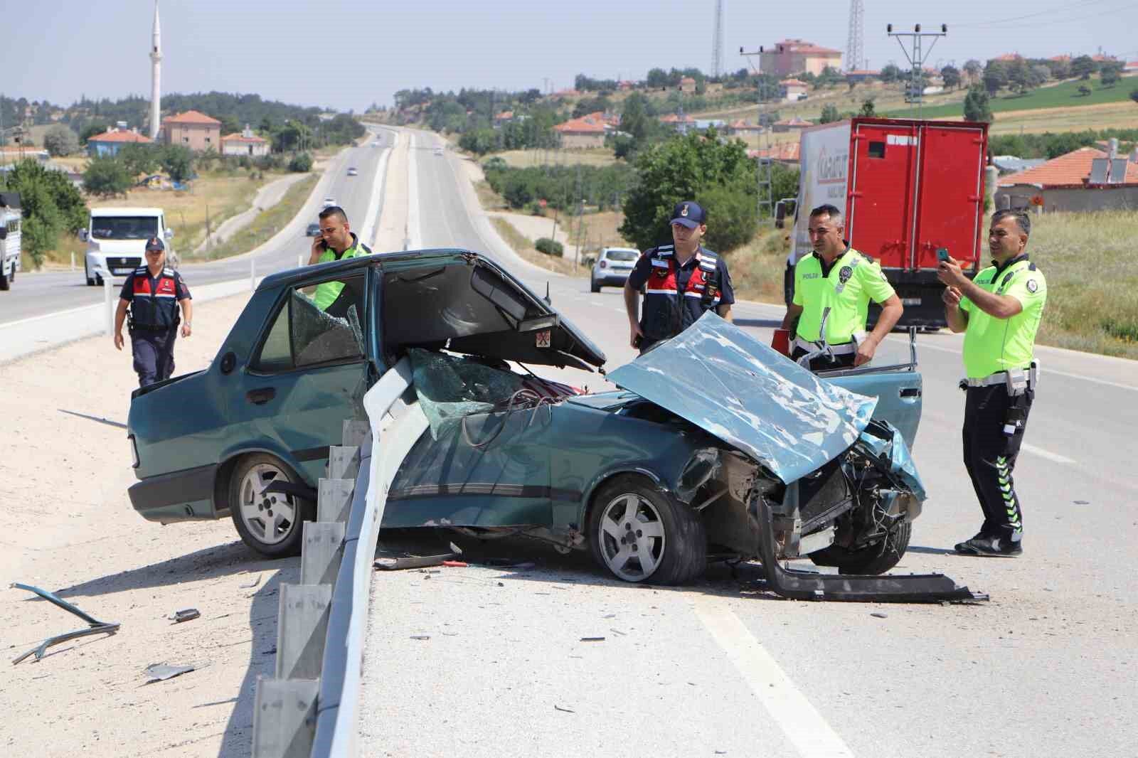 Tofaş Bariyerlere Ok Gibi Saplandı; 1 Yaralı