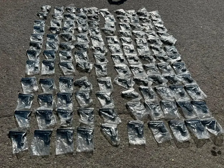 Tuzla'da Yolcu Otobüsündeki Gizli Bölmede 120 Ruhsatsız Silah Ele Geçirildi