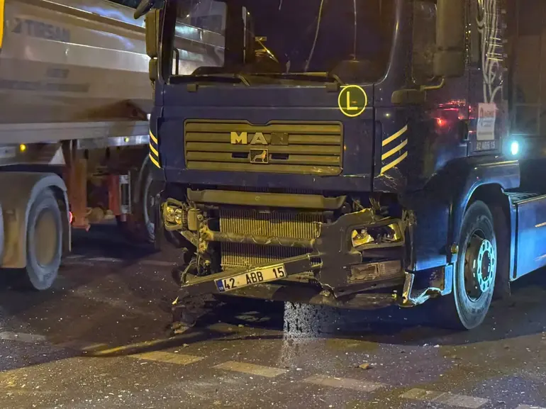 Ümraniye’de Hafriyat Kamyonu Ile Otomobil Çarpıştı; 1'I Ağır 4 Yaralı