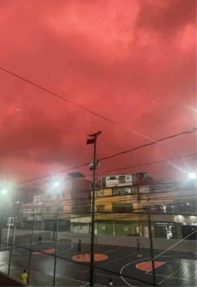 Venezuela'da Deprem Sonrası Gökyüzü Kıpkırmızı Oldu (1)
