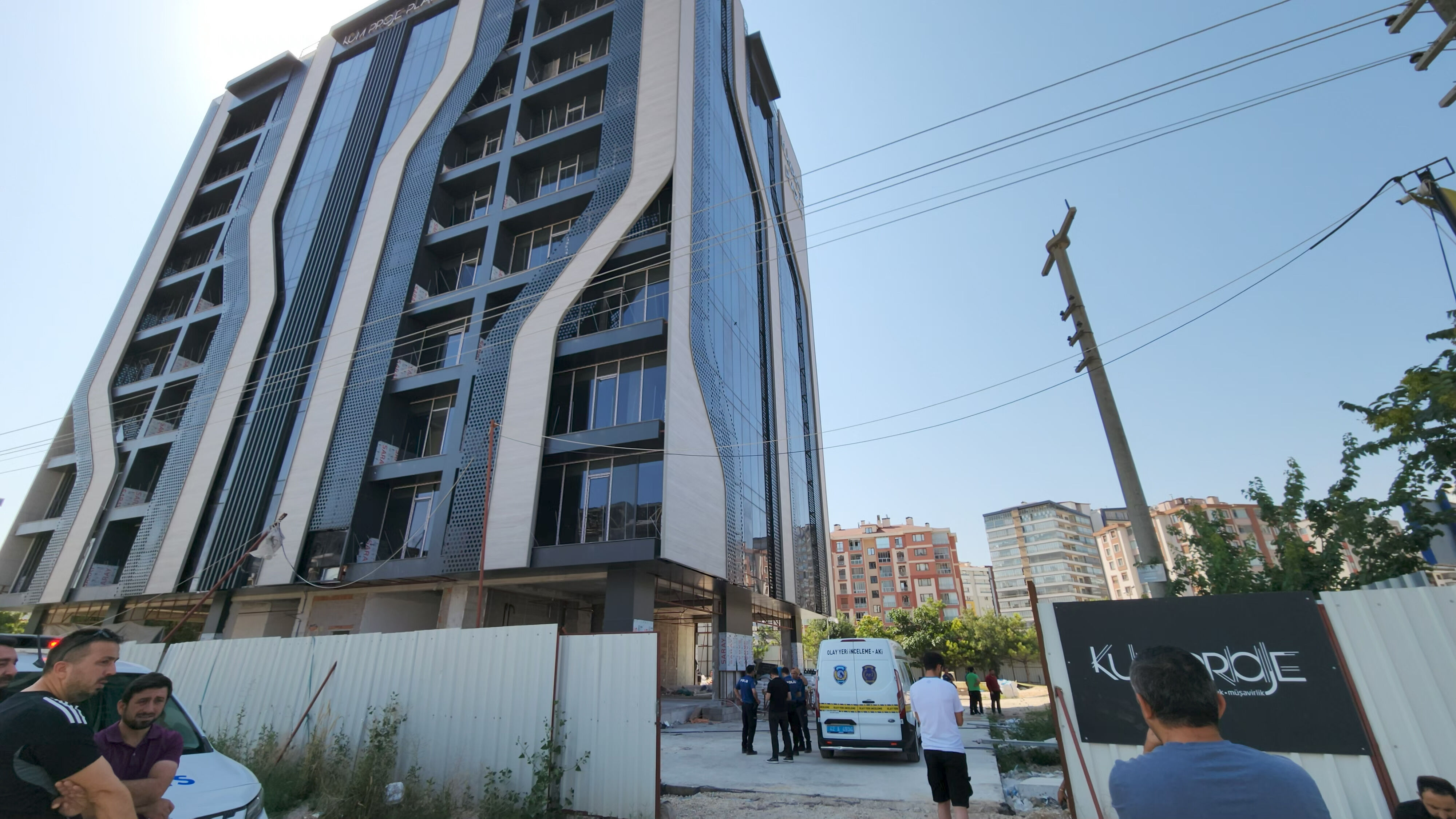 Yük asansöründe elektrik akımına kapılan işçi, 7'nci kattan düşüp öldü