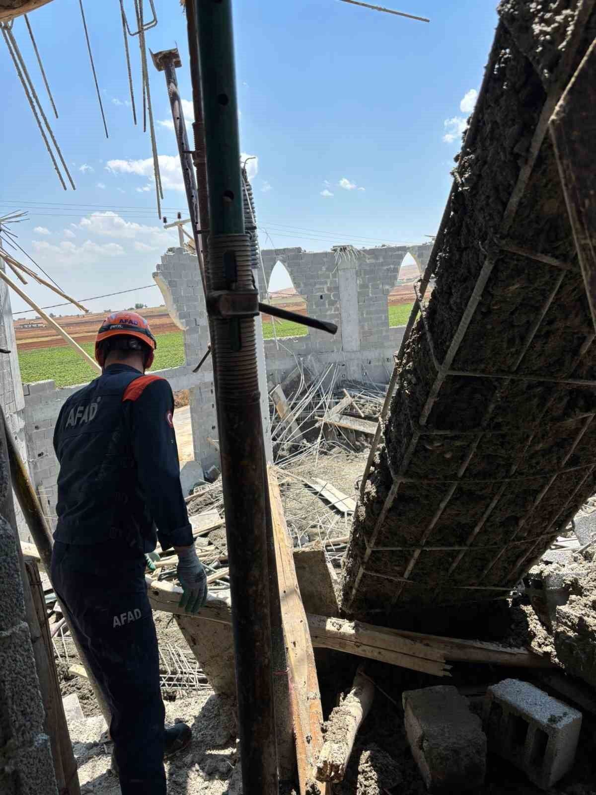 Yapımı Süren Cami İnşaatı Çöktü 3 İşçi Hastaneye Kaldırıldı (1)