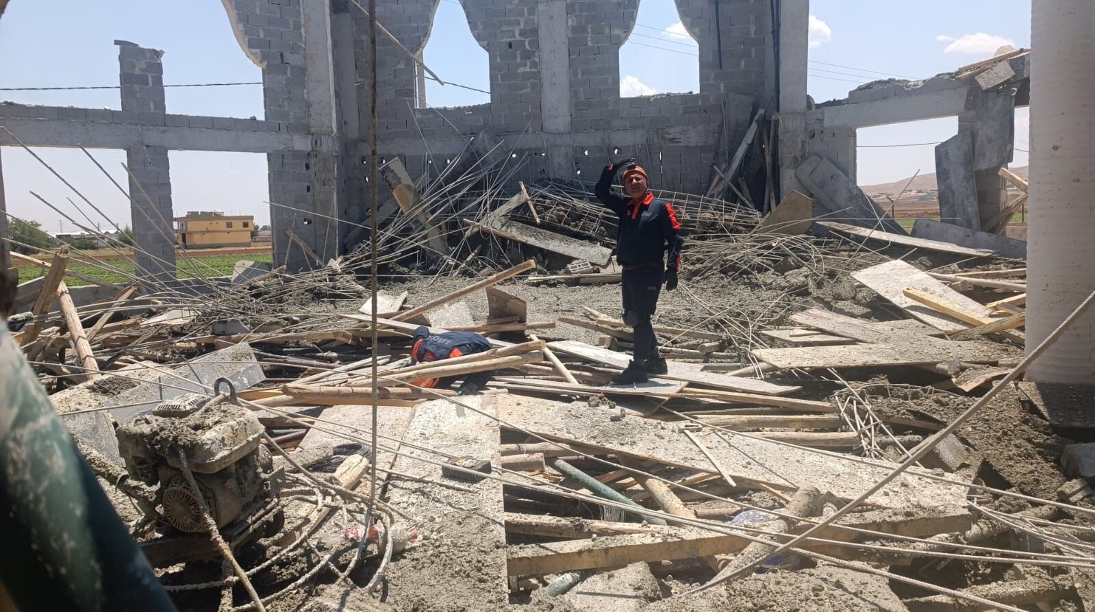 Yapımı Süren Cami İnşaatı Çöktü: 3 İşçi Hastaneye Kaldırıldı