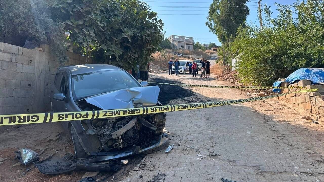 Yokuş aşağı inen otomobil iş makinesine çarptı, sürücü hayatını kaybetti