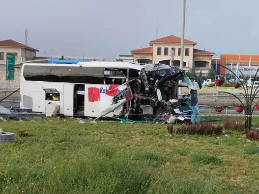 Yolcu Otobüsü, Bariyer Ve Tabelaya Çarptı; 4'Ü Ağır, 13 Yaralı