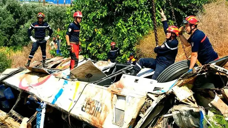 Yolcu otobüsü şarampole yuvarlandı: 25 ölü, 44 yaralı