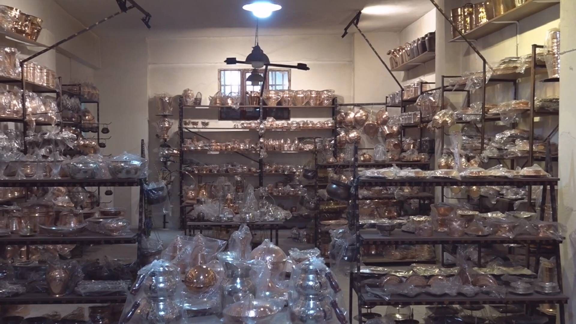 Kahramanmaraşlı bakırcı, yüzlerce yıllık bakır eşyaları işletmesinde sergiliyor-1