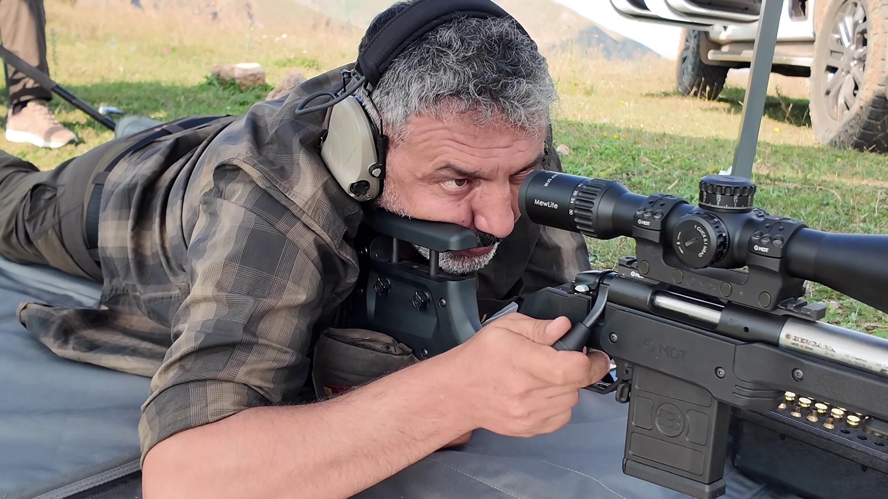 110 metreden yaptığı atışla 2 şişe arasına sıkıştırılan kağıt parçasını vurdu