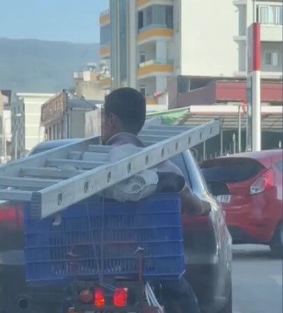 Boynunda merdivenle motosiklet kullandı