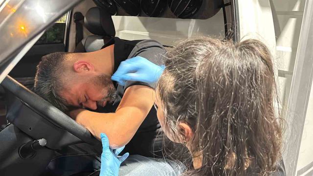 2,33 Promil Alkollü Sürücü Direksiyonda Sızdı! Pompacı Pos Cihazıyla Ambulansa Koştu (1)-1