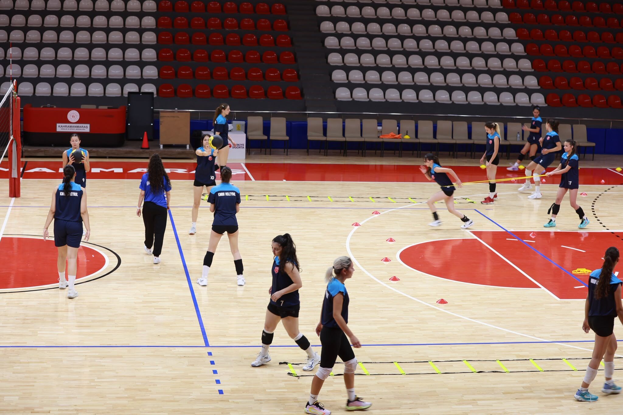 Kahramanmaraş'ta 5 genç voleybolcu A takıma çıktı1