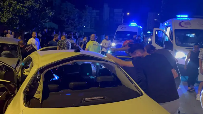3 Otomobil Çarpıştı, 7 Kişi Yaralandı (1)