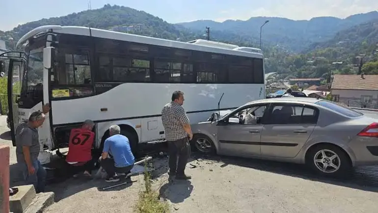 Halk otobüsü ile otomobil çarpıştı: 7 yaralı