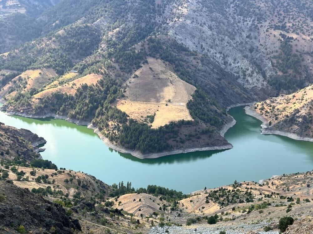 Sarıgüzel Barajı ve çevresindeki dağlar manzarasıyla hayran bırakıyor-1