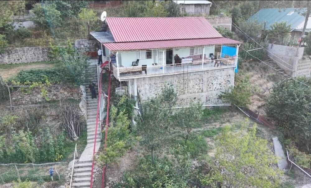 Eşine olan sevgisi 60 basamaklık merdivene asansör yaptırdı-1