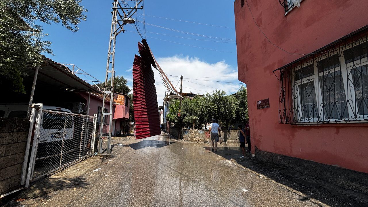 Adana’da Ağustos Ayında Şiddetli Rüzgar Çatıyı Uçurdu (3)-1