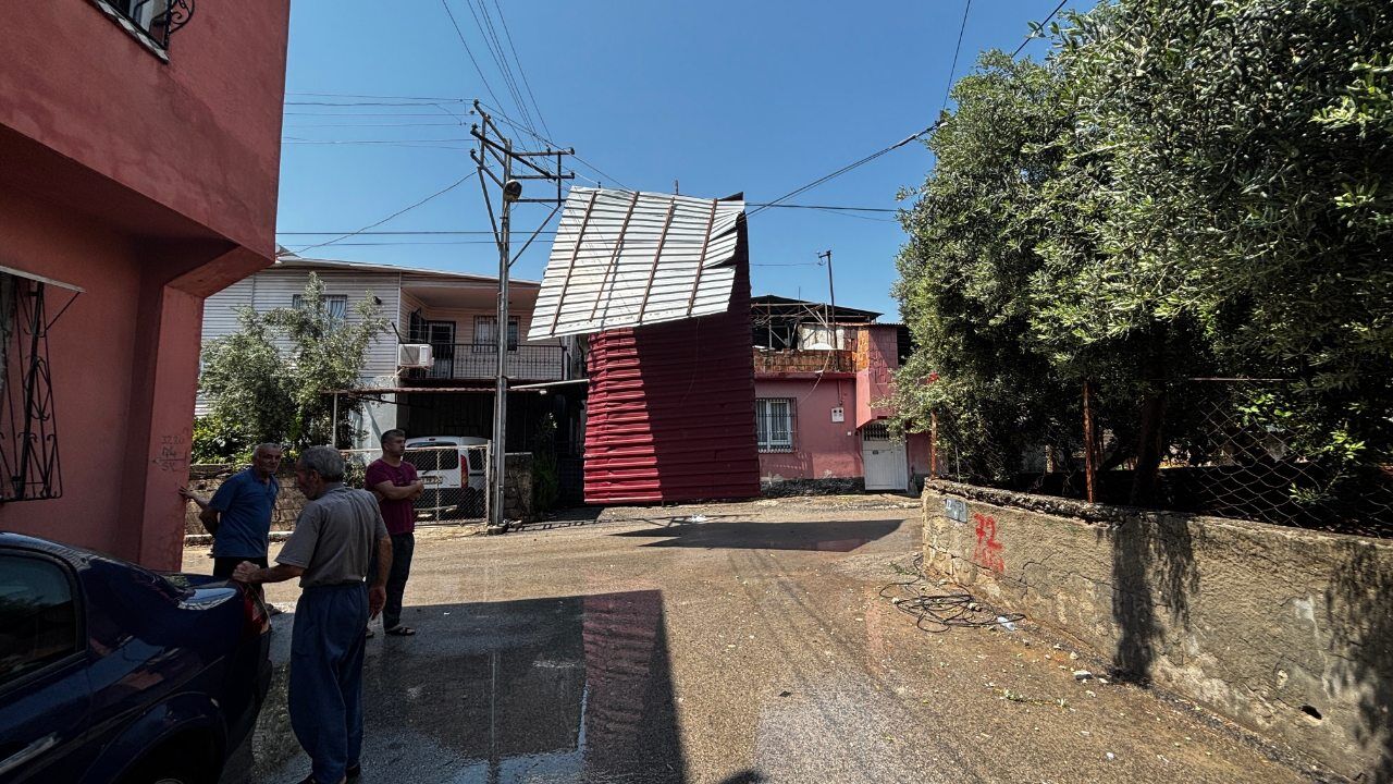 Adana’da Ağustos Ayında Şiddetli Rüzgar Çatıyı Uçurdu (4)-1