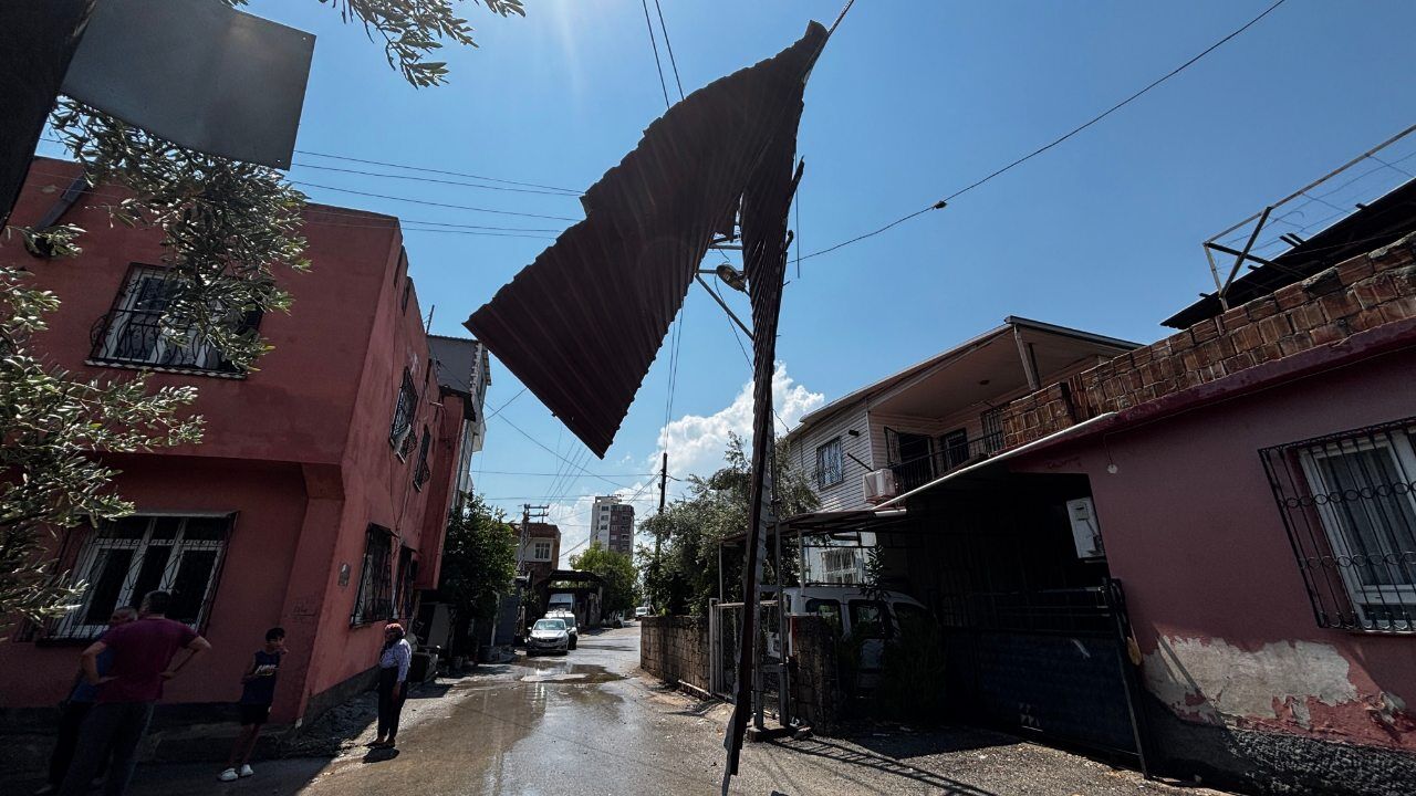 Adana’da Ağustos Ayında Şiddetli Rüzgar Çatıyı Uçurdu (5)-1