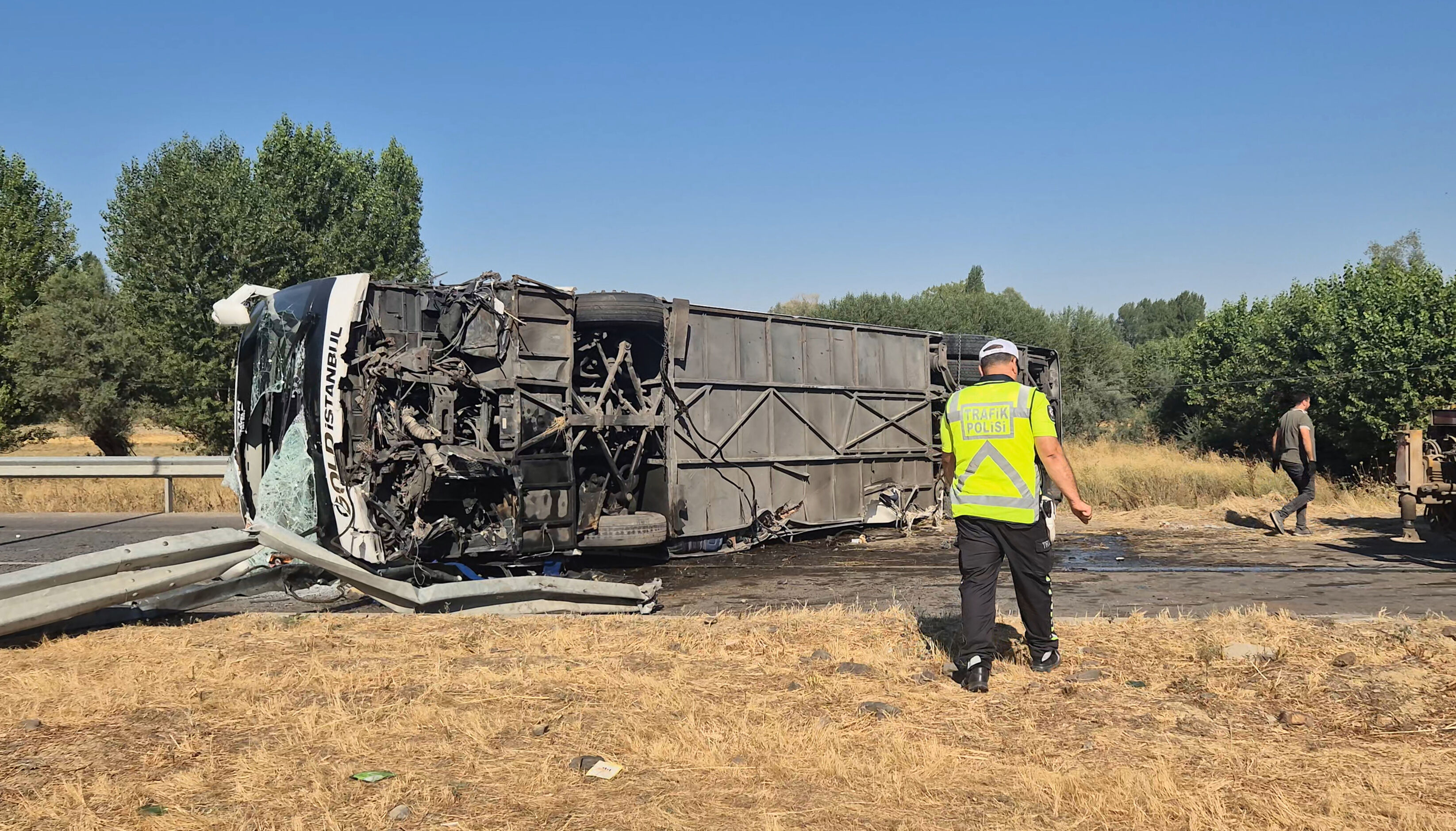 Afyonkarahisar’da Yolcu Otobüsü Devrildi! 22 Kişi Yaralandı (1)