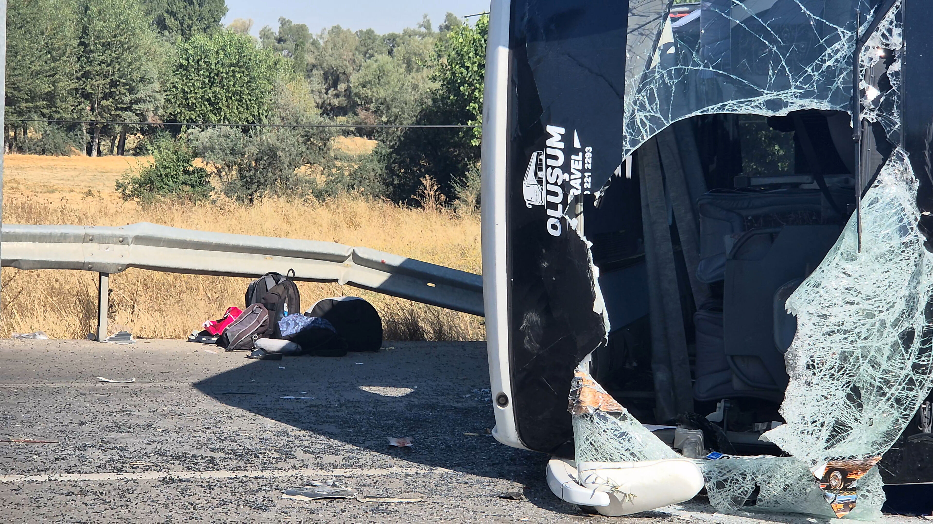 Afyonkarahisar’da Yolcu Otobüsü Devrildi! 22 Kişi Yaralandı (2)