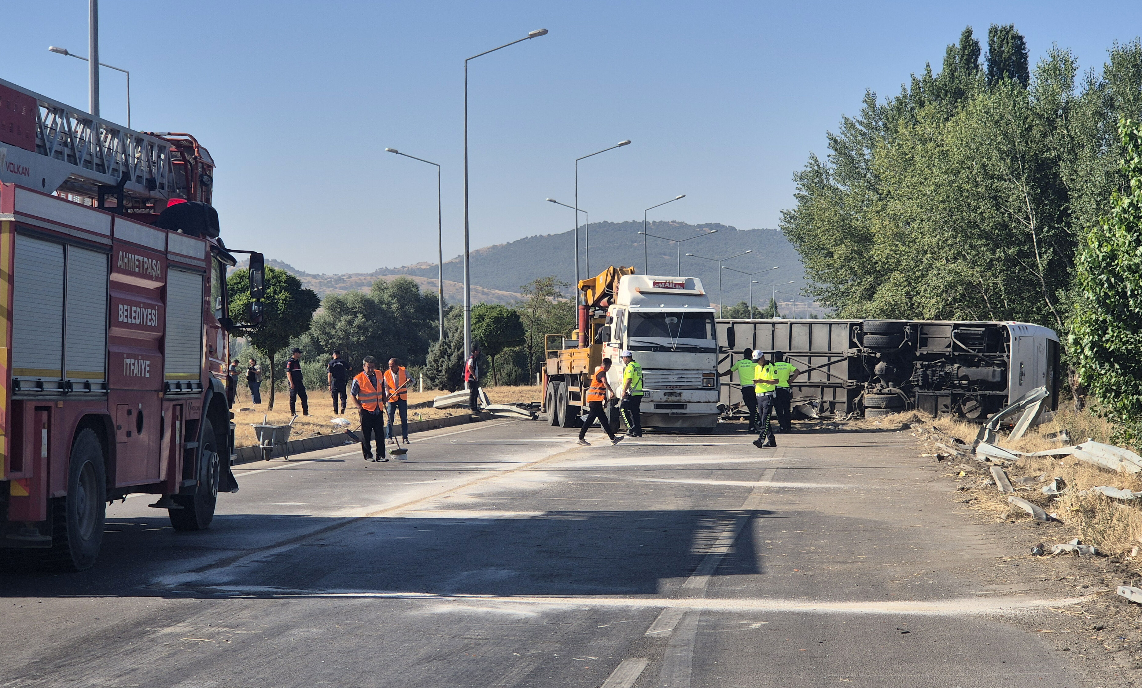 Afyonkarahisar’da Yolcu Otobüsü Devrildi! 22 Kişi Yaralandı (4)