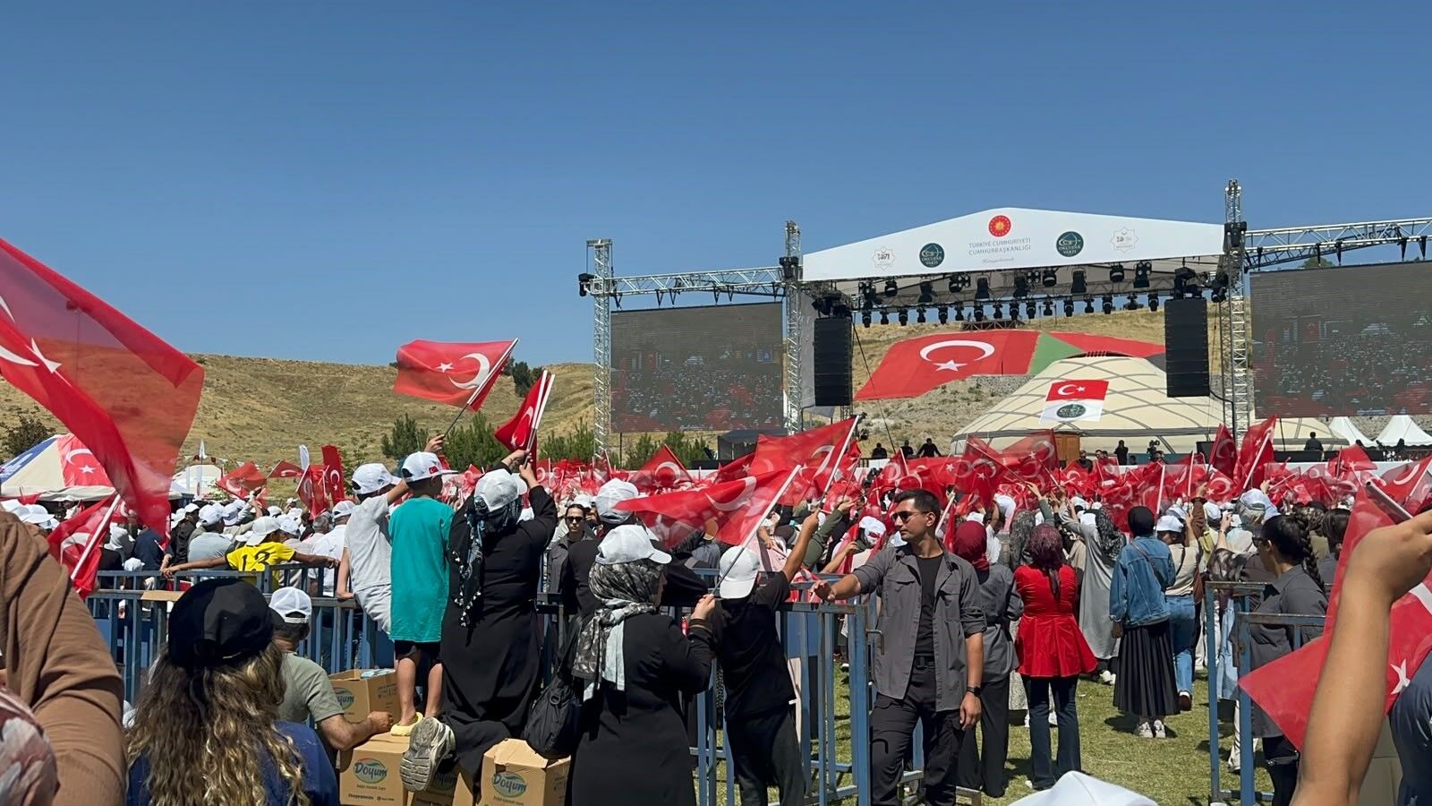 Ahlat'ta 1071 Zaferi Coşkusu Türkiye'nin Dört Bir Yanından Vatandaşlar Buluştu