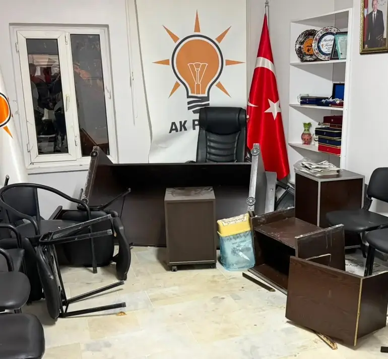Ak Parti Emet İlçe Başkanlığı Binasına Saldırı