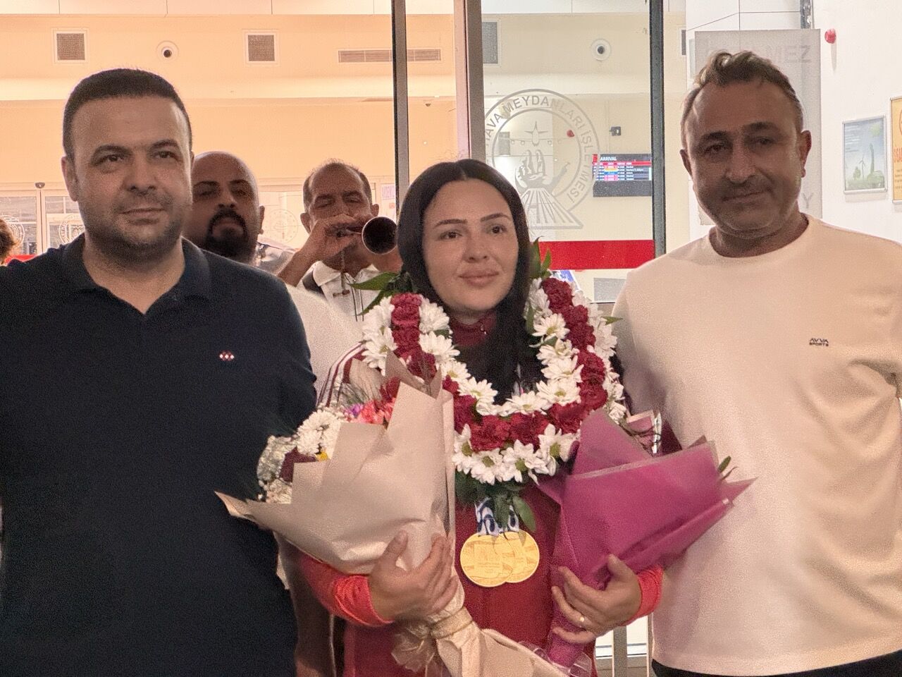 Akdeniz Oyunları şampiyonu Safiye Temizdemir Kahramanmaraş Havalimanı'nda davul zurnayla karşılandı