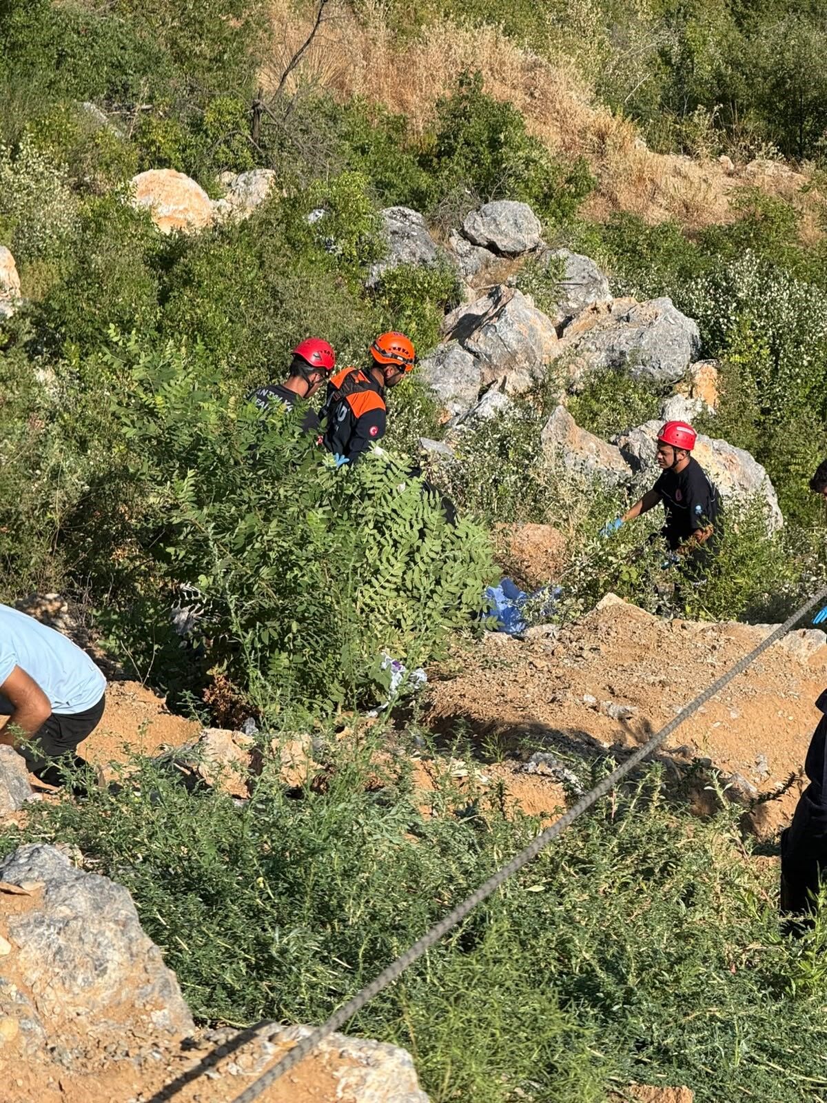 Alanya’da Motosiklet Uçuruma Yuvarlandı (3)