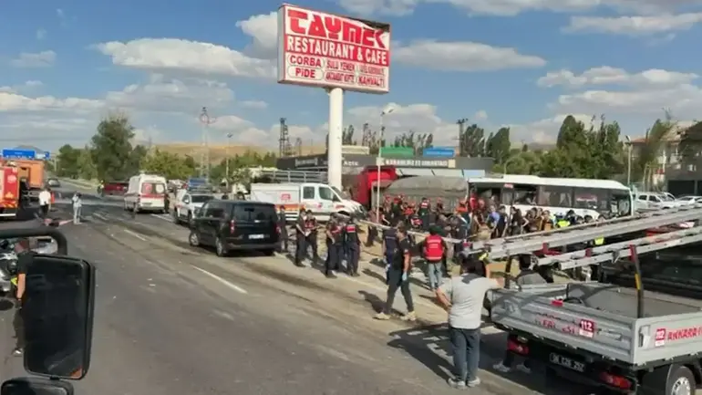 Ankara'da Midibüs Ile Kamyon Çarpıştı; 1 Ölü, 16 Yaralı