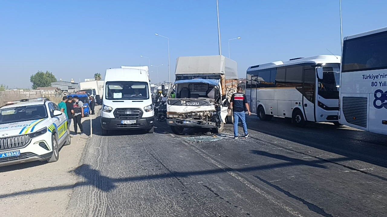 Antalya Manavgat Yolunda Kamyon Kazası Trafiği Kilitledi (1)