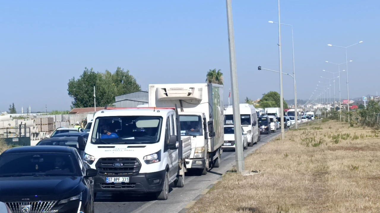 Antalya Manavgat Yolunda Kamyon Kazası Trafiği Kilitledi (2)