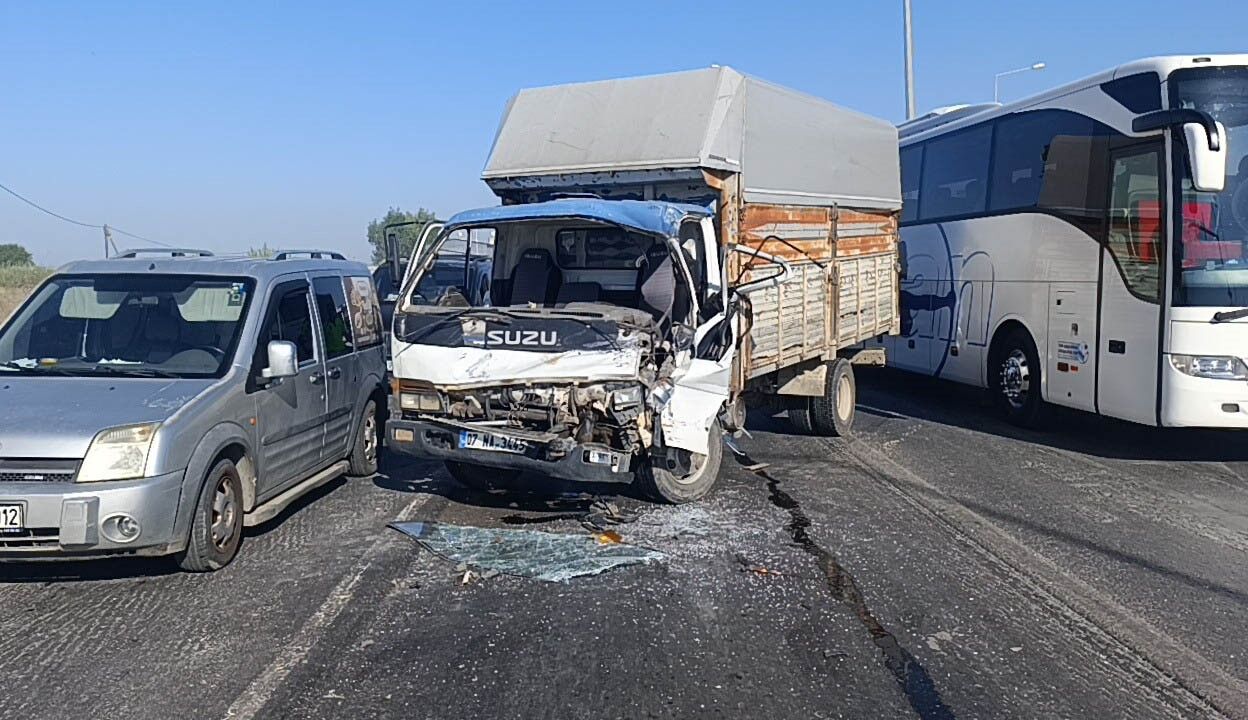 Antalya Manavgat Yolunda Kamyon Kazası Trafiği Kilitledi (3)
