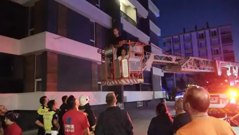 Apartman Dairesindeki Yangında, 14 Kişi Dumandan Etkilendi 1