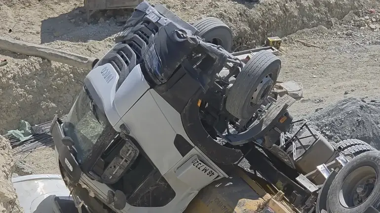 Arnavutköy’de Şantiyede Toprak Kayması; Hafriyat Kamyonu Şoförü Yaralandı