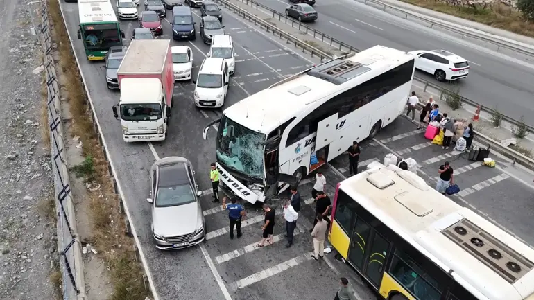 Arnavutköy'de Yolcu Otobüsü İett Otobüsüne Çarptı; 5 Yaralı