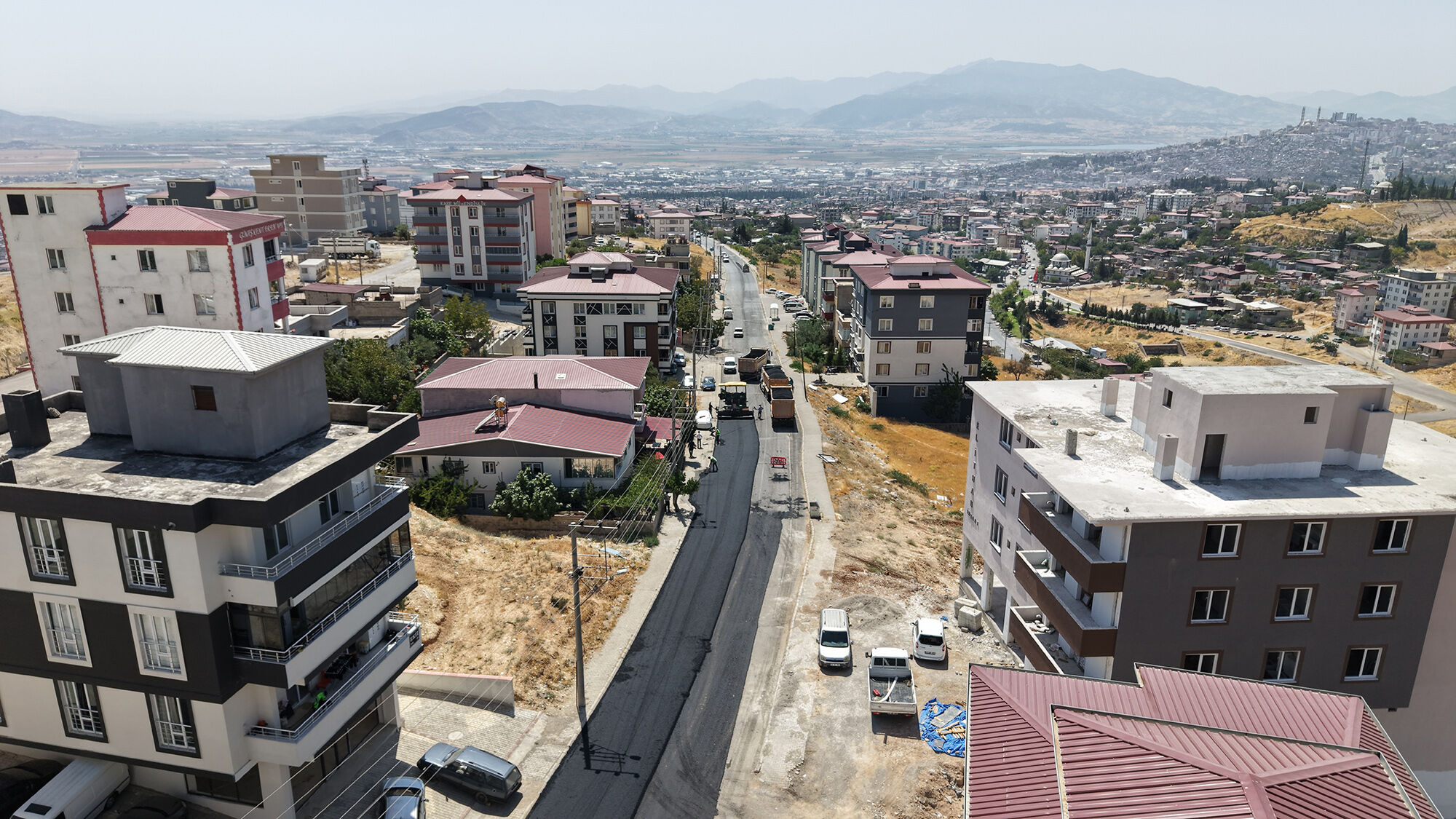 Kahramanmaraş’ta yıllardır yıpranan cadde yeniden asfaltlanıyor