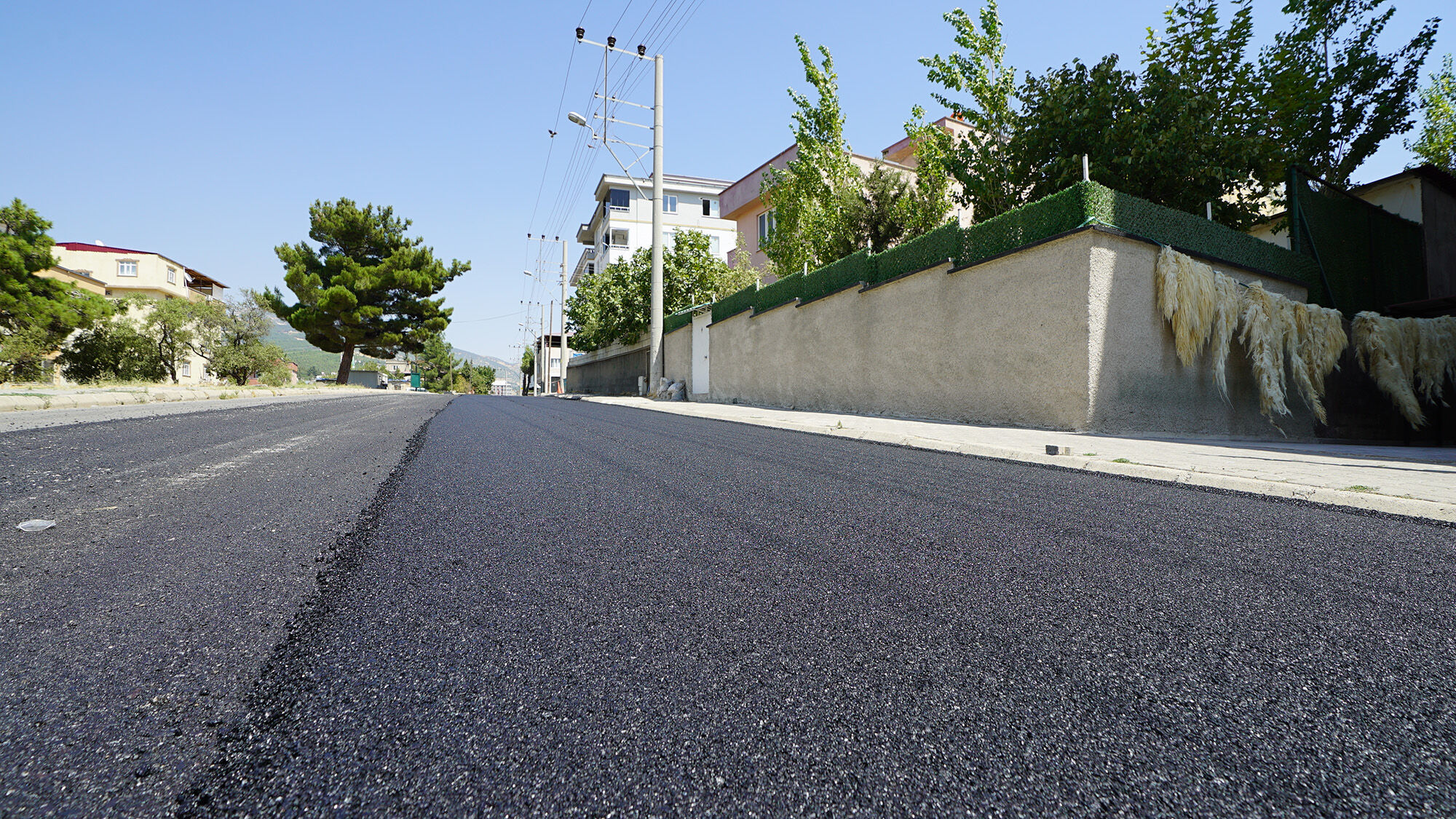 Kahramanmaraş’ta yıllardır yıpranan cadde yeniden asfaltlanıyor