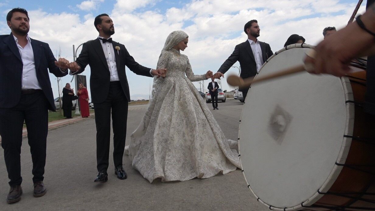 Van’da paraların havada uçuştuğu düğün: Damada yaklaşık 20 milyon TL, geline kilolarca altın takıldı